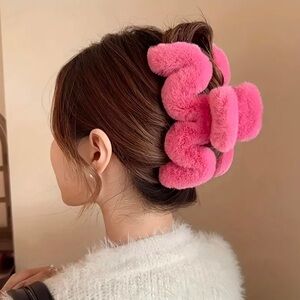 NEW ❤️‍🔥 PINK PLUSH HAIR CLIP NWT XL SIZE
